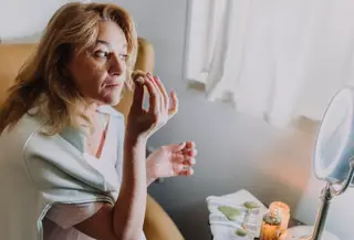 Tips makeup agar terlihat lebih muda di umur 40-an/copyright pexels/RDNE Stock project