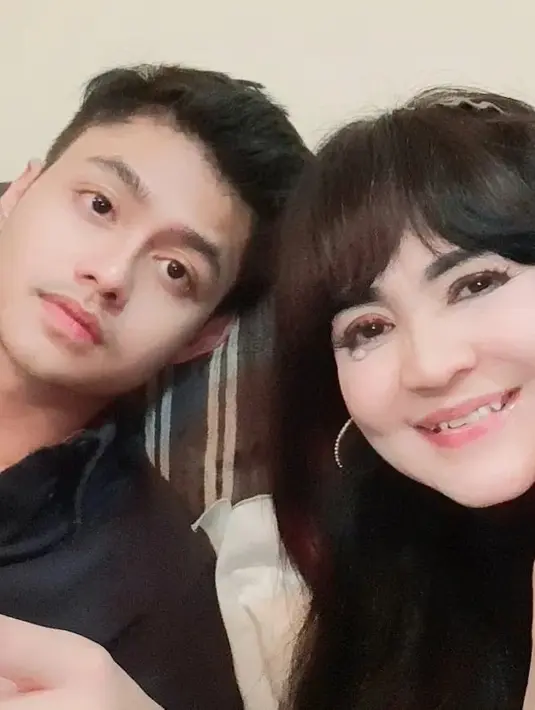 <p>Walaupun anak dari penyanyi terkenal, Fernanda jarang tersorot publik. Akan tetapi, ia pernah sesekali datang ke program TV bersama ayah dan ibunya. (Foto: Instagram/itadyahpurnamasari)</p>