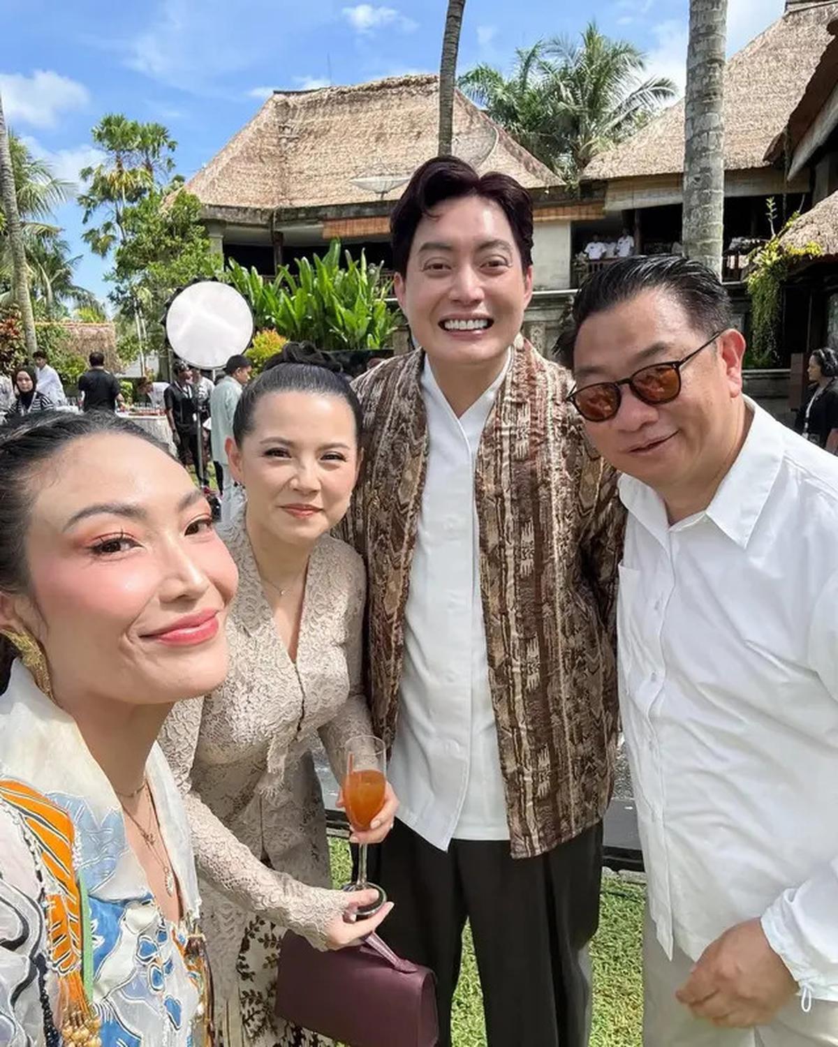 7 Potret Artis di Siraman Luna Maya dan Maxime Bouttier, 'Geng Menteri Ceria' Kompak