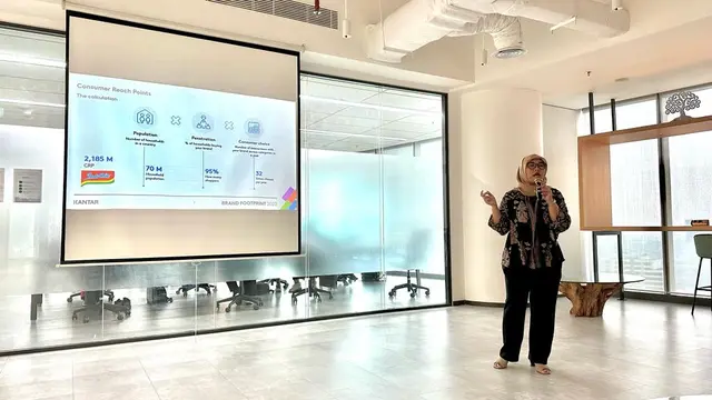 Corina Fajriyani, Senior Marketing Manager of Kantar Indonesia, Worldpanel Division saat presentasi.