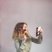 ilustrasi kebiasaan yang bisa membuat riasan cepat luntur/unsplash