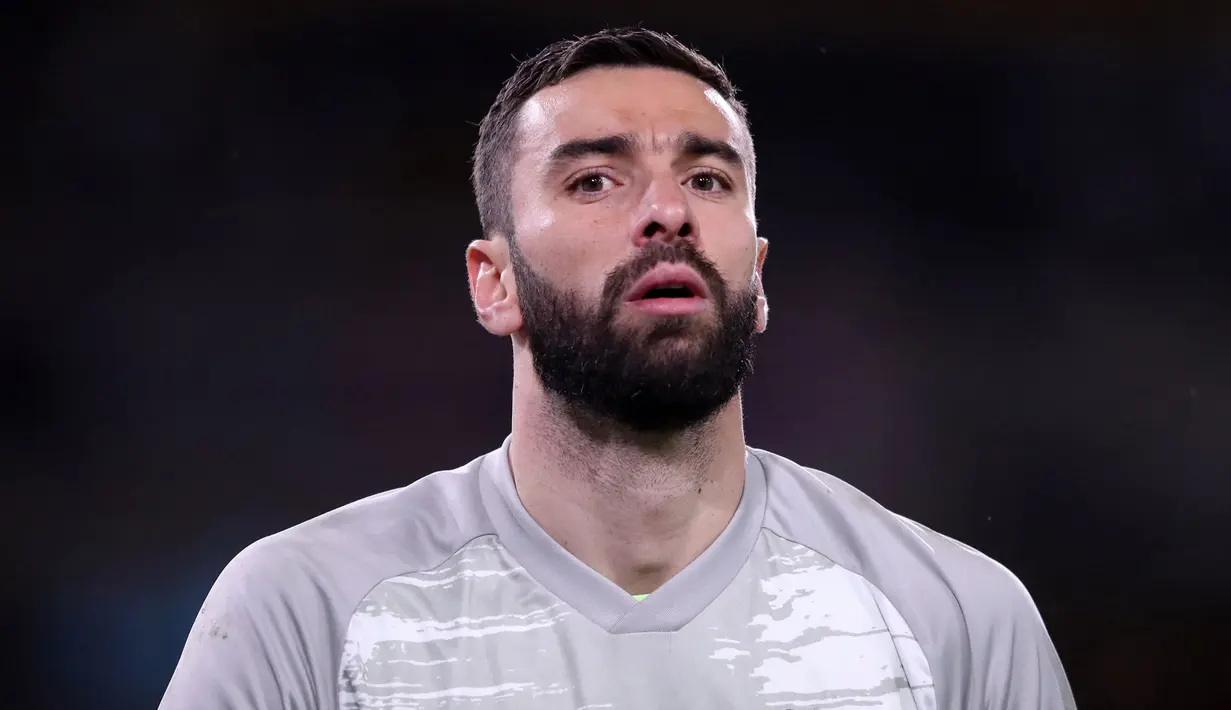 Rui Patrício didatangkan oleh Roma dari Wolves pada musim ini dengan biaya 11,5 juta euro. Ia mampu tampil mengejutkan hingga pekan ini dengan koleksi empat clean sheet di Liga Italia. (AFP/Alex Pantling)
