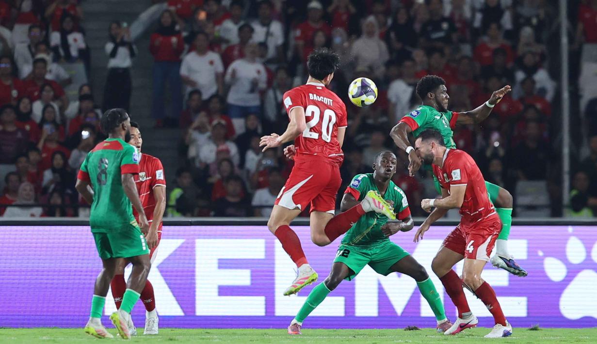 Gol keempat lahir pada menit ke-75 melalui Mauro Zijlstra. Tampak dalam foto, bek Timnas Indonesia, Elkan Baggott (tengah) berusaha mengamankan bola atas saat melawan Saint Kitts and Nevis pada ajang FIFA Series 2026 di Stadion Utama Gelora Bung Karno (SUGBK), Jumat (27/3/2026) malam WIB. (Bola.com/M. Iqbal Ichsan)