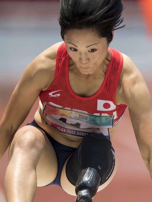 Aksi Tozowi Tomomi atlet Jepang di nomor lompat jauh putri klasifikasi T42-44/61-64 pada Asian Para Games 2018, di Stadion Utama Gelora Bung Karno Jakarta, Selasa (9/10/2018).  (Bola.com/Peksi Cahyo)