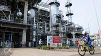 Petugas PT. Pertamina (Persero) melintas Refinery Unit (RU) atau kilang VI Balongan di Indramayu, Jawa Barat, (14/1). RU VI Balongan merupakan tumpuan produksi BBM jenis Pertamax Series milik PT. Pertamina (Persero). (Liputan6.com/Helmi Afandi)