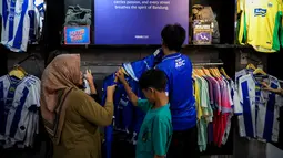 Suporter tim Maung Bandung memadati Persib Store di Kota Bandung, Jawa Barat, Sabtu (23/5/2026). (Bola.com/Bagaskara Lazuardi)