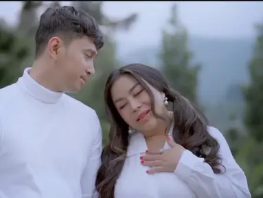 Dalam unggahannya, Anisa dan Edwin tampak mesra dalam balutan konsep prewedding bernuansa alam. Mereka berpose romantis di tengah pemandangan hijau yang asri dan penuh kehangatan. Kesan intim dan elegan terpancar dari setiap foto yang dibagikan kepada publik. (Liputan6.com/IG/@anisa_bahar_new)
