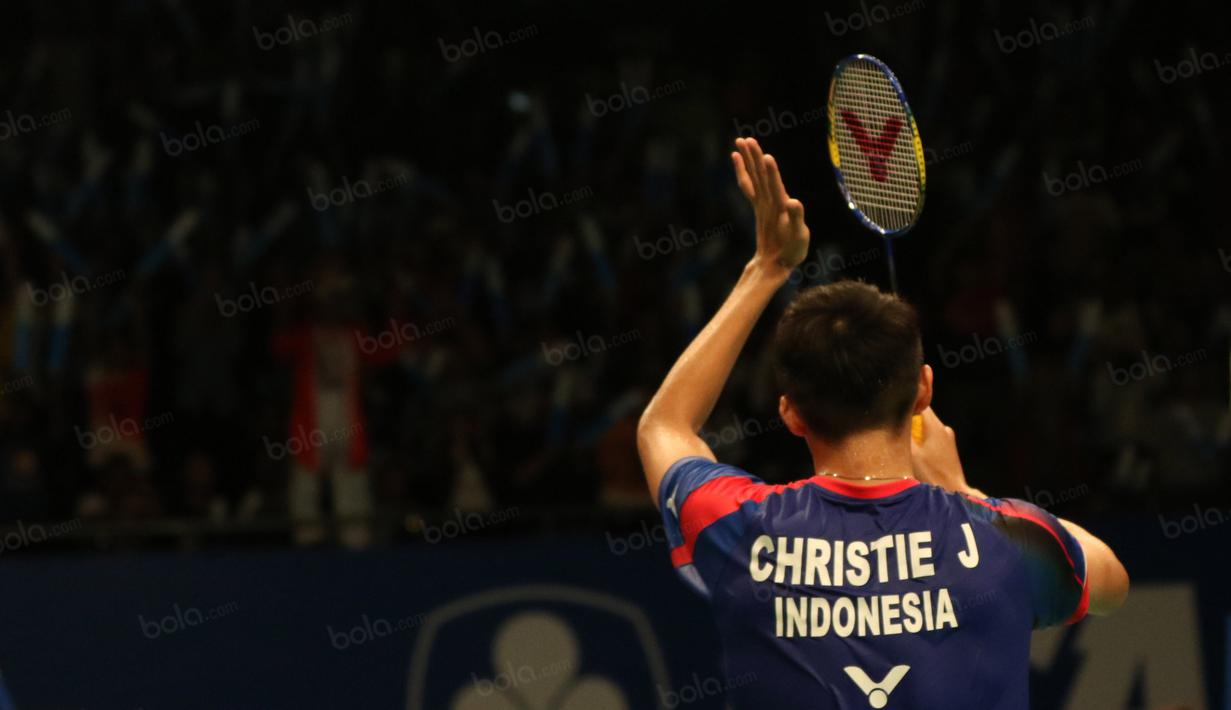 Jonatan Christie memberi salam kepada penonton usai menang atas Lin Dan pada laga Indonesia Open 2016 di Istora Senayan, Jakarta, Kamis (2/6/2016). (Bola.com/Nicklas Hanoatubun)