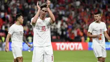 Philip Younghusband menyapa suporter setelah laga kontra China di penyisihan Grup C Piala Asia 2019 di Mohammed bin Zayed Stadium, Abu Dhabi (11/1/2019). (AFP/Khaled Desouki)