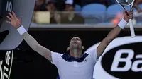 Ekspresi kegembiraan Novak Djokovic setelah mengalahkan Donald Young 6-1, 6-2, 6-4, pada babak pertama Australia Terbuka 2018, Selasa (16/1/2018). (AP Photo/Dita Alangkara)