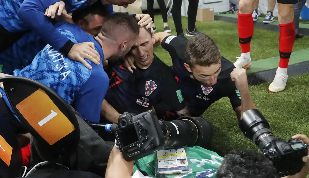 Yuri Cortez (bawah) jatuh sambil memotret  selebrasi gol pemain Kroasia pada semifinal Piala Dunia 2018 di Luzhniki Stadium, Moskow, (11/7/2018). Yuri jatuh saat perayaan gol skuat Vatreni. (AP Photo/Frank Augstein)