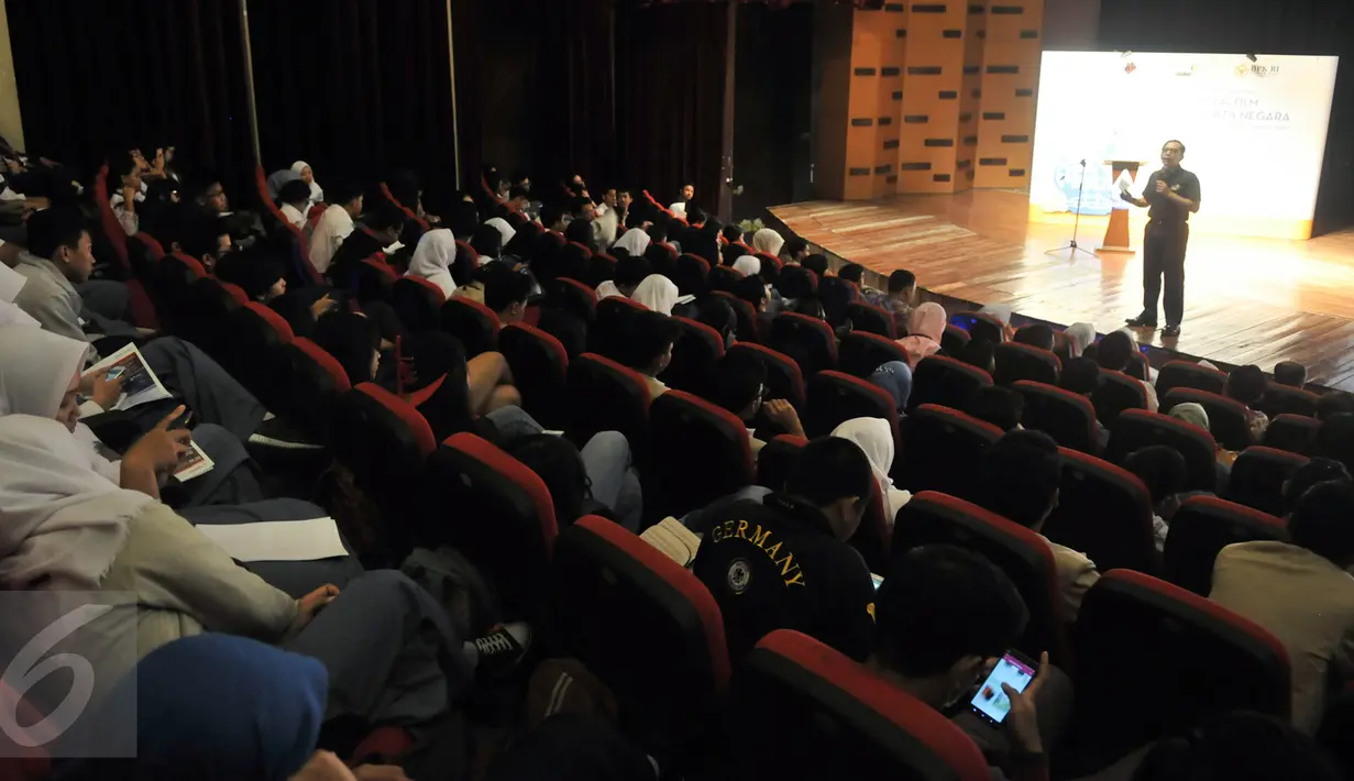 Kepala Biro Humas dan KSI BPK, R Yudi Ramdan memberikan pengenalan tentang BPK kepada peserta Festival Film Kawal Harta Negara 2017, Jakarta, Selasa (14/3). (Liputan6.com/Yoppy Renato)