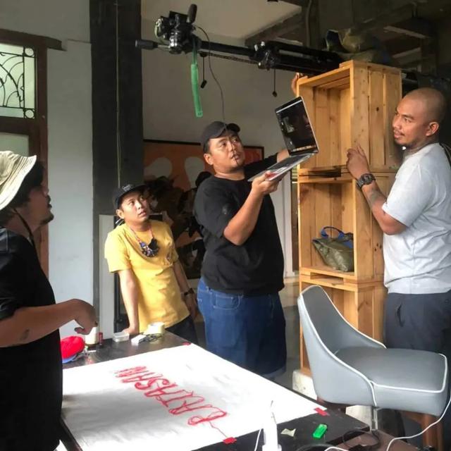 8 Aksi Nyeleneh Orang Enggak Punya Tripod saat Pakai Gadget Ini Kocak