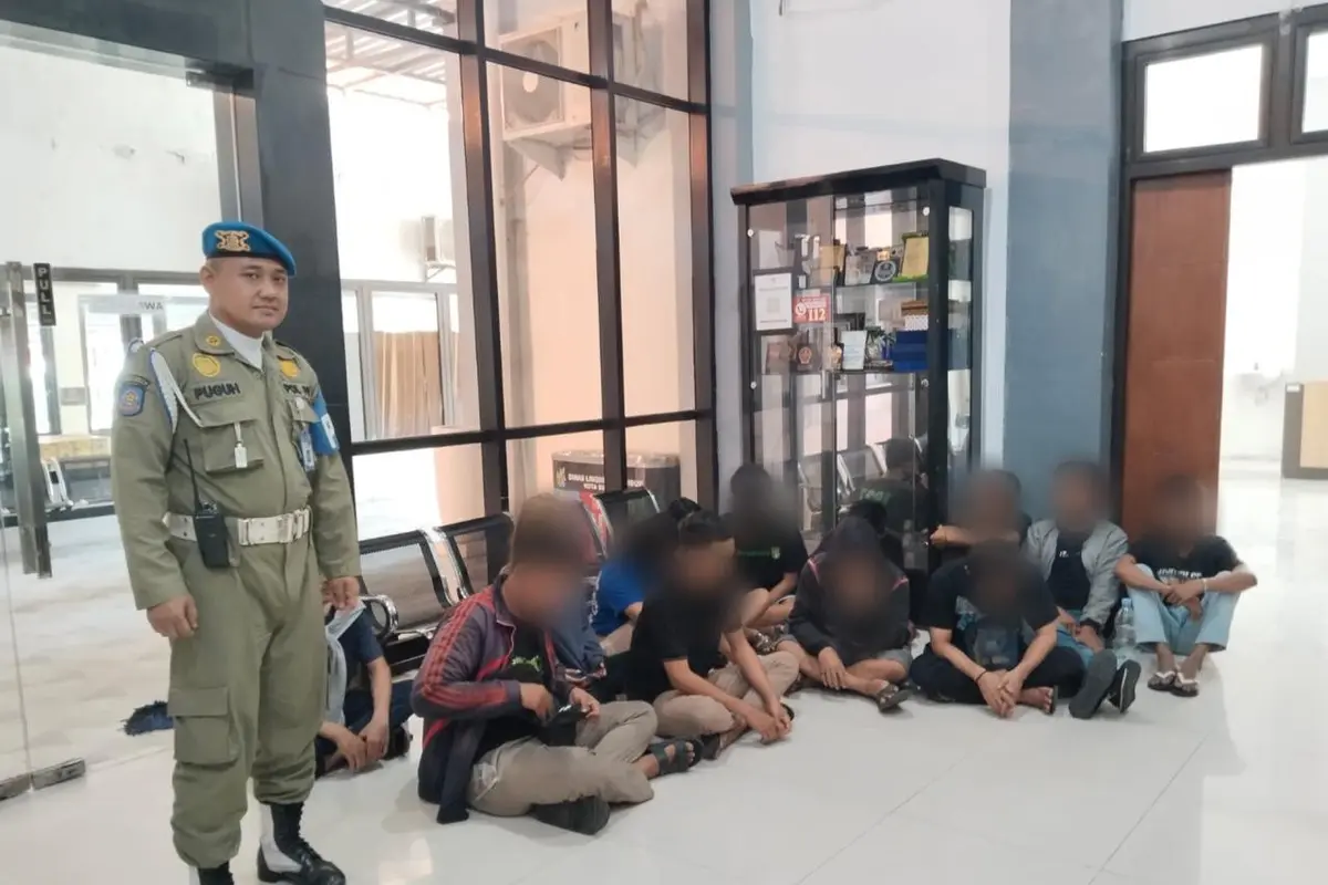 13 pemuda diamankan Satpol PP Surabaya karena pesta miras. (Istimewa)