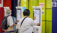 Calon penumpang melakukan pencetakan tiket kereta di Stasiun Gambir, Jakarta, Minggu (26/2/2023). PT Kereta Api Indonesia (KAI) mulai menjual tiket kereta api jarak jauh untuk keberangkatan H-10 pada periode Idul Fitri 2023. (Liputan6.com/Faizal Fanani)