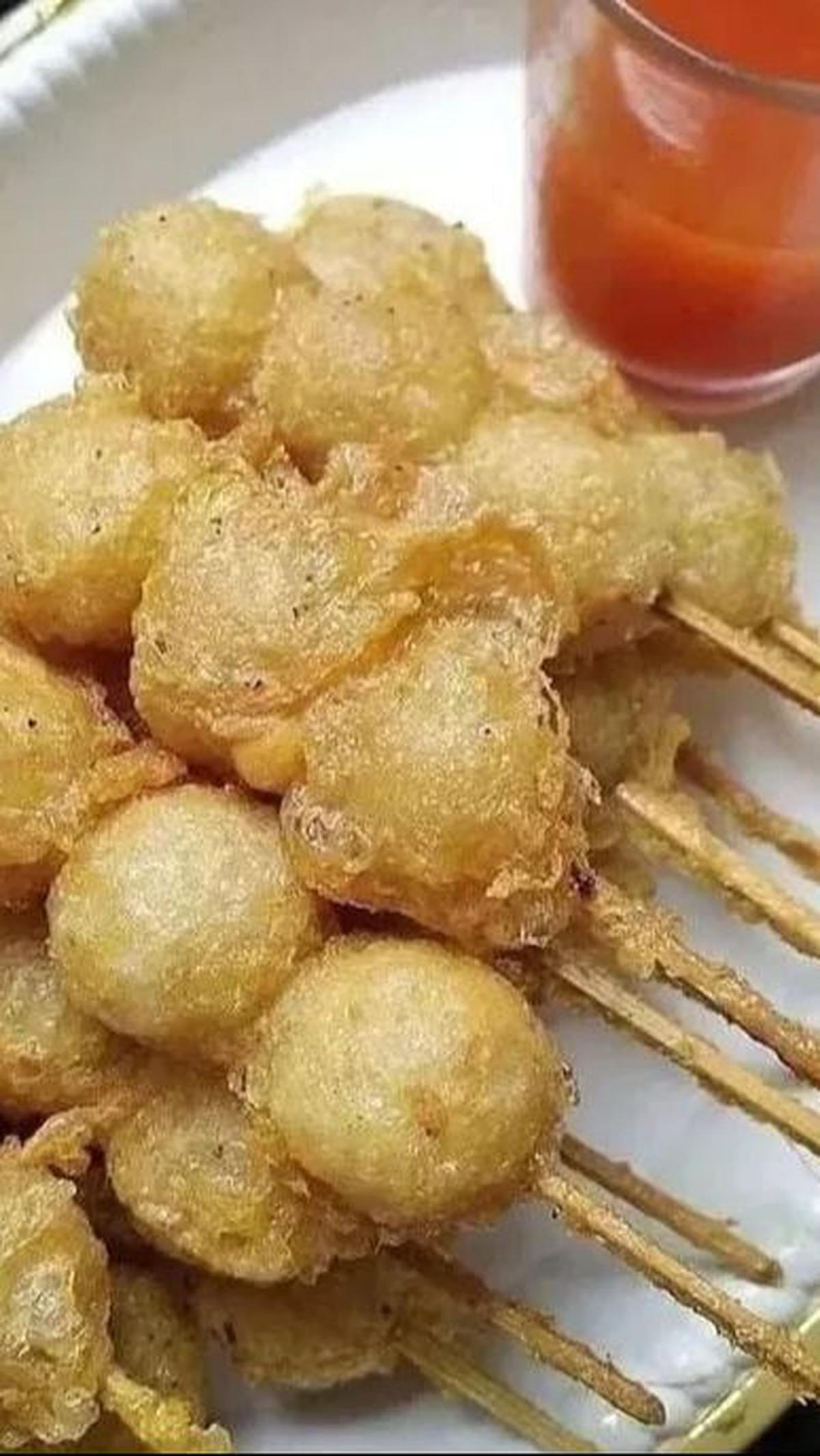 Makanan yang satu ini menjadi favorit banyak orang karena kombinasi rasa gurih dan kenyalnya yang unik. Resep cilor, yang merupakan varian dari cilok, menambahkan sentuhan kreatif dengan menggoreng bola-bola kenyal cilok.