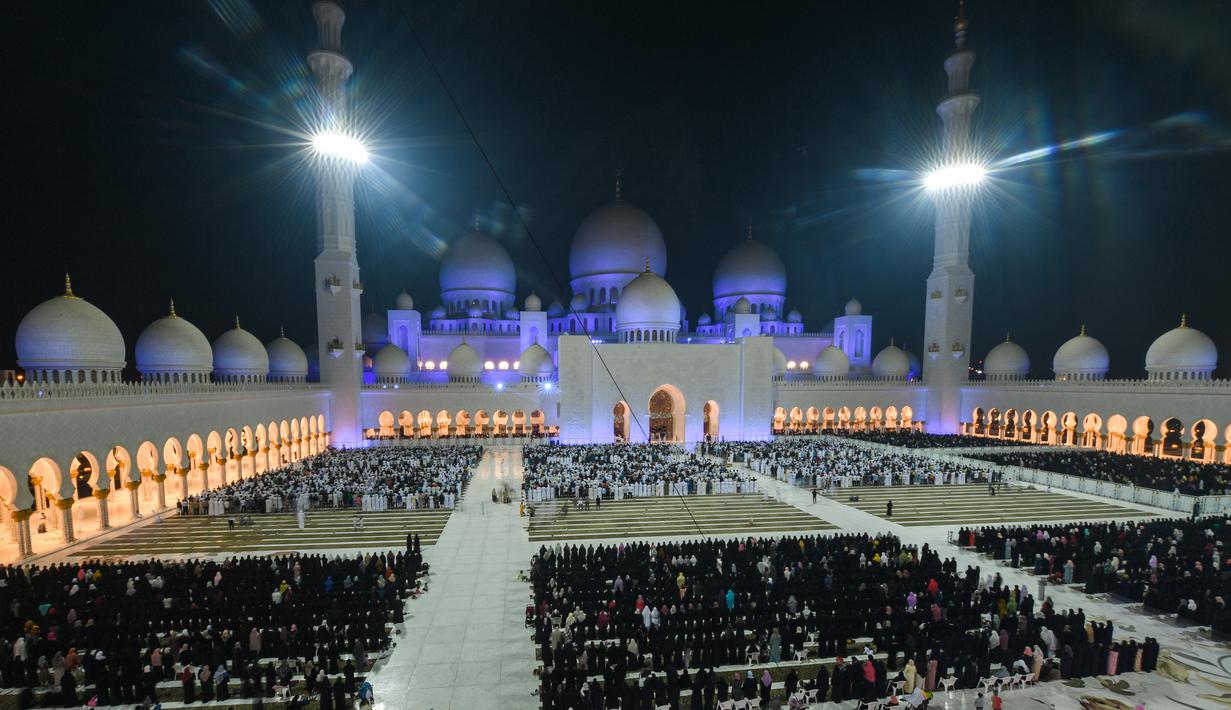 Pemandangan saat umat muslim berdoa di halaman Masjid Agung Sheikh Zayed di Abu Dhabi, Uni Emirat Arab, Sabtu (1/6/2019). Umat muslim memanjatkan doa-doa jelang berakhirnya Ramadan untuk mendapatkan Lailatul Qadar atau malam yang lebih baik dari seribu bulan. (KARIM SAHIB/AFP)