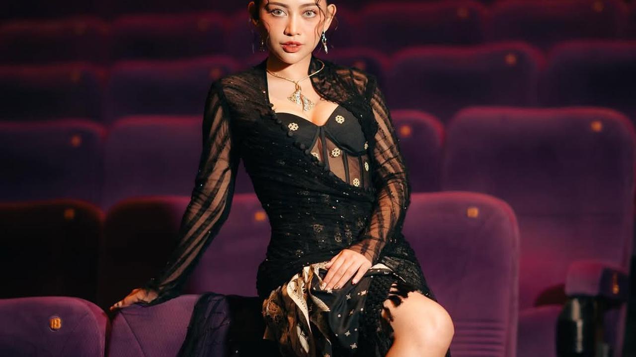 Potret Cantik Rachel Venya Pakai Kebaya Hitam Transparan di Gala Premiere Film 'HUTANG NYAWA'