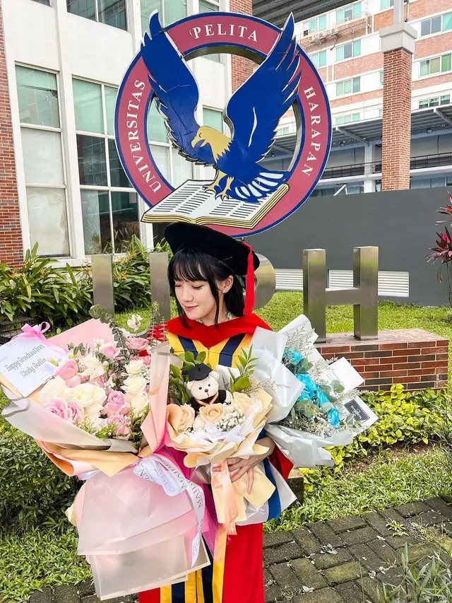 7 Potret Wisuda Cindy Gulla Raih Gelar Magister Hukum, Tampil Memesona