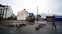 Keputusan ini diambil setelah pihak berwenang mengeluarkan peringatan cuaca merah untuk angin kencang yang diperkirakan dapat mencapai kecepatan hingga 90 mph di berbagai wilayah di Inggris, termasuk Merseyside. (Peter Byrne/PA via AP)