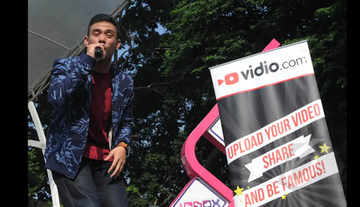 Juara ketiga Music Video Contest Vidio.com, Eros Tjokro tampil di acara inBox, Gelora Bung Karno, Jakarta, Rabu (28/1/2015). (Liputan6.com/Herman Zakharia)