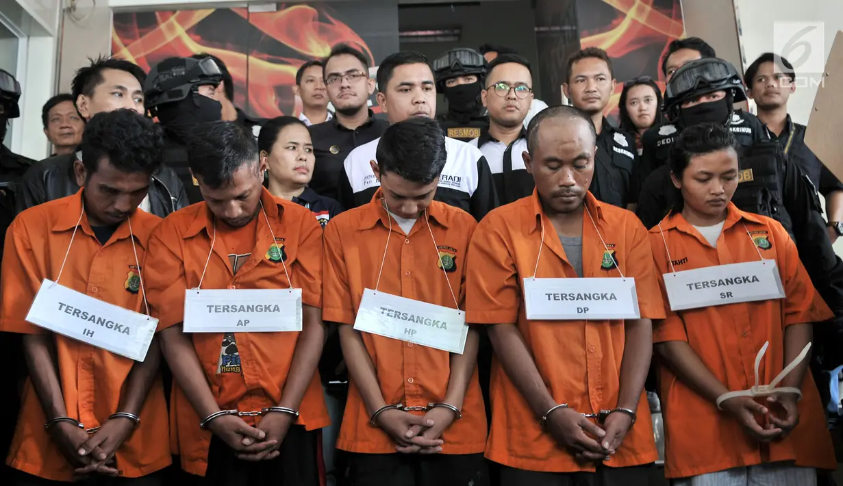 Tersangka saat rekonstruksi pengeroyokan anggota TNI di Polda Metro Jaya, Jakarta, Senin (17/12). Dalam rekonstruksi pengeroyokan anggota TNI tersebut lima orang tersangka melakukan 20 adegan. (Merdeka.com/ Iqbal S. Nugroho)