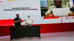 Direktur Utama Pertamina Nicke Widyawati dan Managing Director Dorna Sports, S.L, Carlos Ezpeleta (secara online) disaksikan Menteri BUMN, Erick Thohir menandatangani perjanjian kerjasama antara Pertamina dengan Dorna Sports di Jakarta, Rabu (9/2/2022).(Liputan6.com/Fery Pradolo)