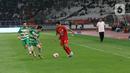 Pemain Persija Novri Setiawan (kanan) mencoba melewati pemain pemain Geylang International FC pada pertandingan persahabatan di SUGBK, Jakarta, Minggu (23/2/2020). Persija membungkam Geylang 3-1. (Liputan6.com/Angga Yuniar)