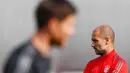 Pelatih Bayern Muenchen, Pep Guardiola melihat para pemain saat sesi latihan di Allianz Arena, Munich, Jerman (11/5/2015). Bayern Muenchen akan menantang Barcelona di leg kedua semifinal Liga Champions. (Reuters/Michaela Rehle)