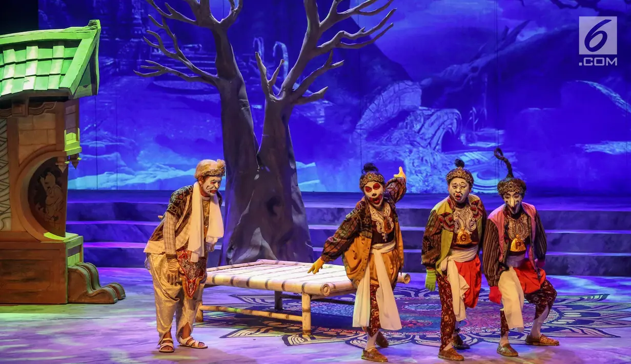 Sejumlah pemain Teater Koma mementaskan Goro-Goro: Mahabarata 2 di Graha Bhakti Budaya, Taman Ismail Marzuki, Jakarta, Rabu (24/7/2019). Teater yang disutradarai N. Riantiarno tersebut berlangsung hingga tanggal 4 Agustus 2019. (Liputan6.com/Fery Pradolo)