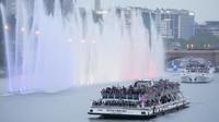 Ribuan atlet Olimpiade yang berparade menggunakan kapal di atas Sungai Seine dalam upacara pembukaan Olimpiade Paris 2024. (AP Photo/Matthias Schrader)