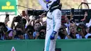 Pembalap Mercedes, Valtteri Bottas berselebrasi di atas mobilnya setelah menjuarai balapan Formula 1 (F1) GP Jepang di Sirkuit Suzuka, Minggu (13/10/2019). Bottas sukses mengungguli pembalap Ferrari, Sebastian Vettel dan pembalap Mercedes Lewis Hamilton . (Toshifumi KITAMURA/AFP)