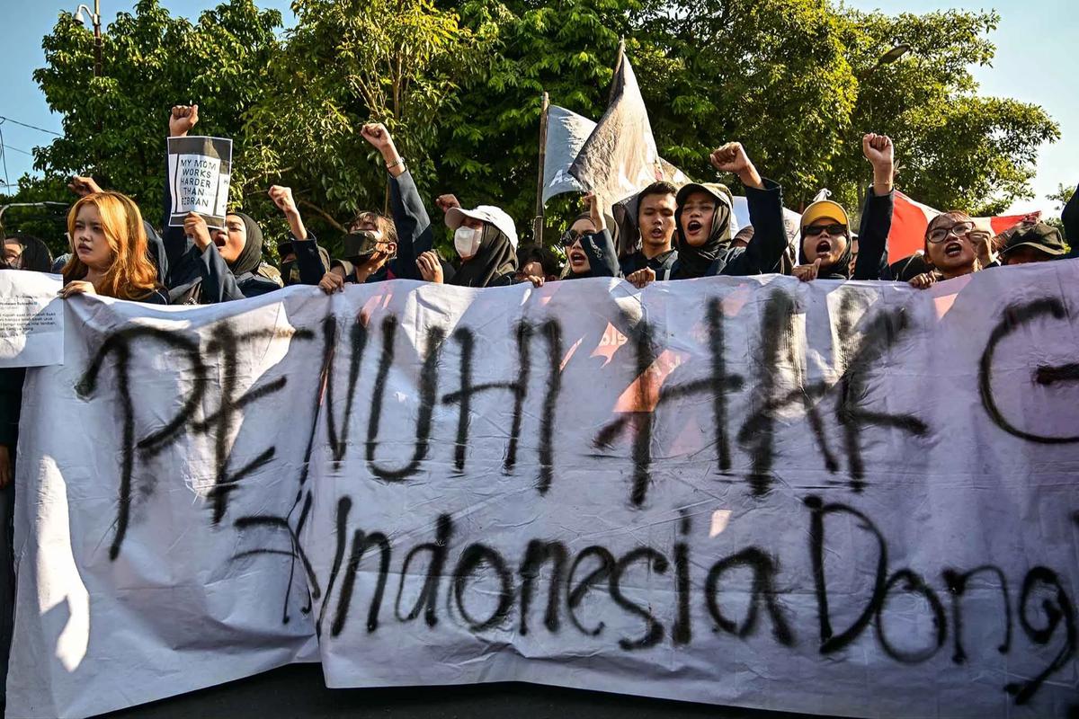 FOTO: Mahasiswa di Sejumlah Kota Gelar Aksi Tuntut Perbaikan Kebijakan Ekonomi