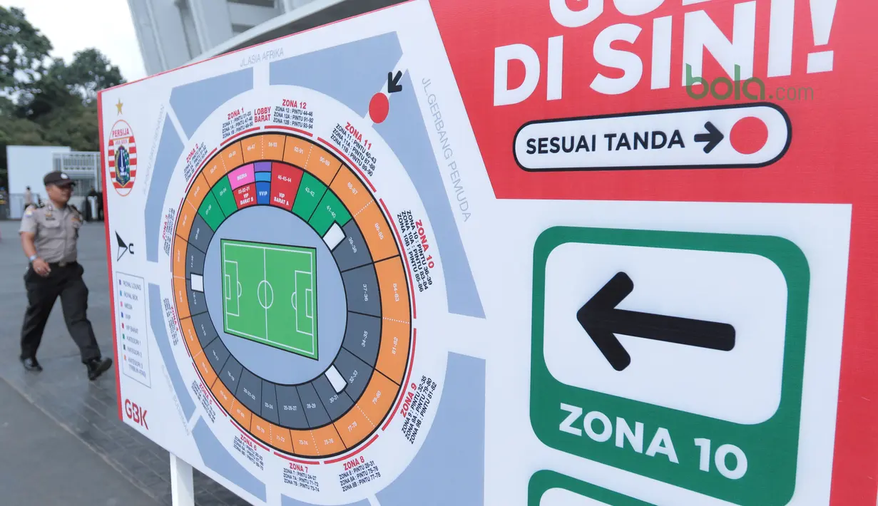 Papan penunjuk arah bagi penonton dan pihak keamanan jelang Laga grup H Piala AFC 2018 di Stadion Utama GBK, Senayan, Jakarta (28/2/2018). Laga ini mempertemukan Persija dan Tampines Rovers.. (Bola.com/Nick Hanoatubun)