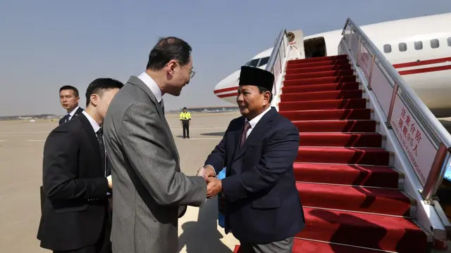 Menteri Pertahanan Prabowo Subianto tiba di Beijing, China dalam lawatannya menemui Presiden China XI Jinping, Minggu 31 April 204. (Dok Kemhan)