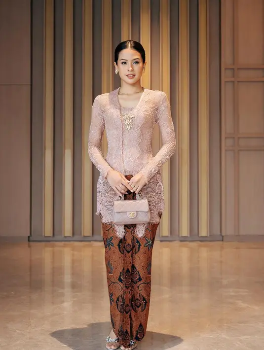 Kebaya manis buatan Asky Febriyanti ini dipadukan dengan kain batik cokelat [@maudyayunda]