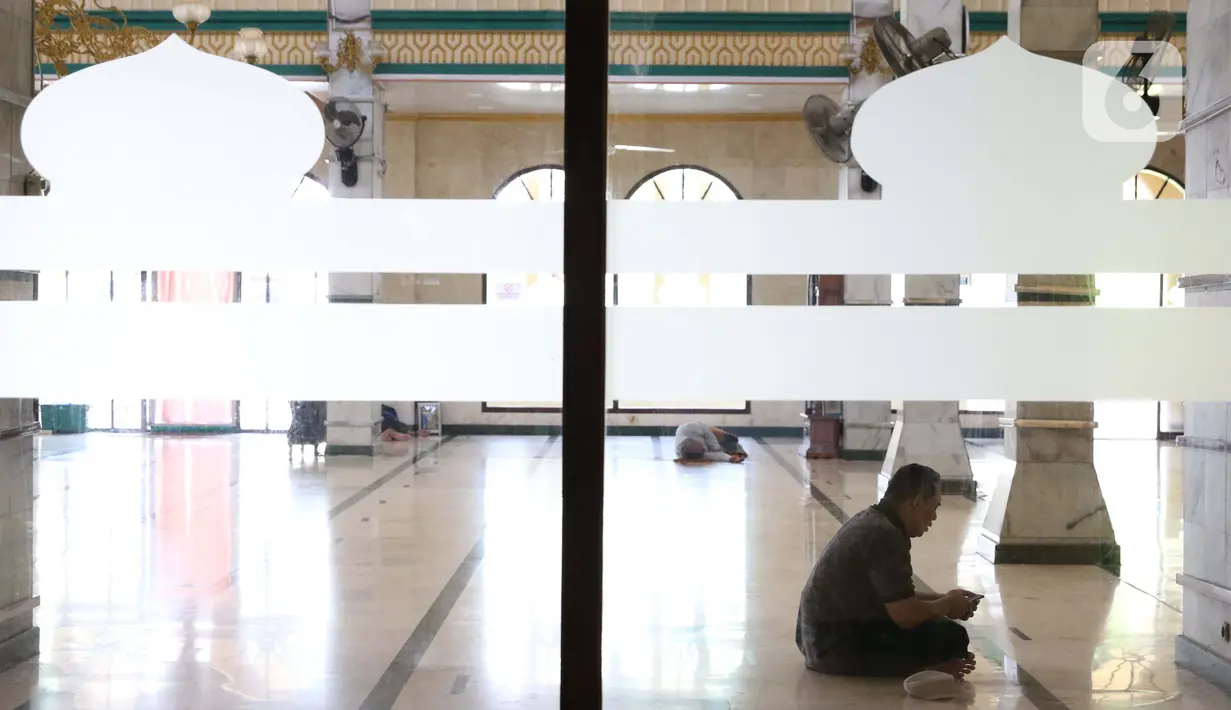 Umat muslim membaca Al Quran (tadarus) di Masjid Jami' Al Munawwar, Jakarta, Kamis (7/5/2020). Meski di tengah ancaman pandemi COVID-19, sejumlah umat muslim tetap memanfaatkan Masjid Jami' Al Munawwar untuk melaksanakan ibadah di bulan suci Ramadan 1441 H. (Liputan6.com/Helmi Fithriansyah)