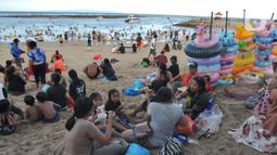Wisatawan beraktifitas di kawasan Pantai Sanur, Denpasar, Bali, Senin (2/5/20222). Ribuan wisatawan lokal dari seputar kota Kenpasar dan kota-kota di Pulau Jawa memadati Pantai Sanur untuk mengisi liburan Idul Fitri 1443 H. (merdeka.com/Arie Basuki)