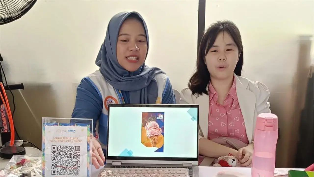 Penyandang disabilitas mental dan intelektual juga memiliki kemampuan untuk bekerja, berkarya, dan berkontribusi. Termasuk di dunia kreatif seperti membuat hasil karya dari rajutan dan membuat gelang yang unik.