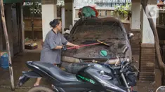 Warga membersihkan perabotan rumah tangga yang sebelumnya terendam banjir di kawasan Cipinang Muara, Jakarta, Rabu (26/2/2020). Banjir dari luapan Sungai Kalimalang tersebut menyebabkan warga harus bekerja ekstra untuk membersihkan perabotan serta lumpur dan sampah. (Liputan6.com/Immanuel Antonius)