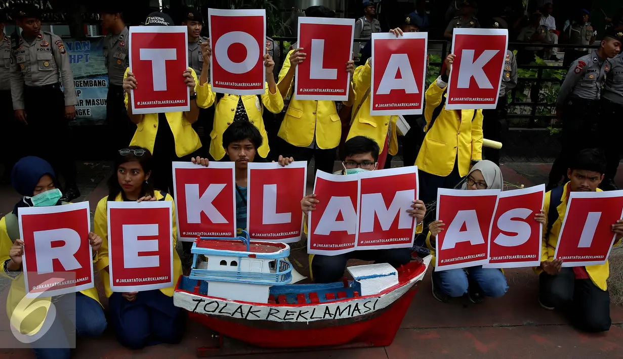 Mahasiswa UI menggelar aksi unjuk rasa di depan Kemenko Bidang Kemaritiman, Jakarta, Selasa (13/9). Mereka menolak reklamasi yang dilakukan pemprov DKI di teluk Jakarta. (Liputan6.com/Johan Tallo)