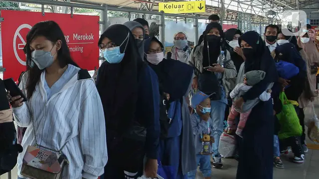 Stasiun Pasar Senen Ramai Penumpang