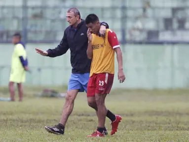Pelatih Arema FC, Milomir Seslija, berbincang dengan Hanif Sjahbandi saat sesi latihan di Stadion Gajayana, Malang, Kamis (11/4). Latihan ini merupakan persiapan jelang laga final menghadapi Persebaya Surabaya. (Bola.com/Yoppy Renato)