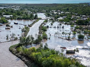 Foto udara memperlihatkan banjir menggenangi desa Slobozia Conachi, Rumania, pada tanggal 14 September 2024. (Daniel MIHAILESCU/AFP)