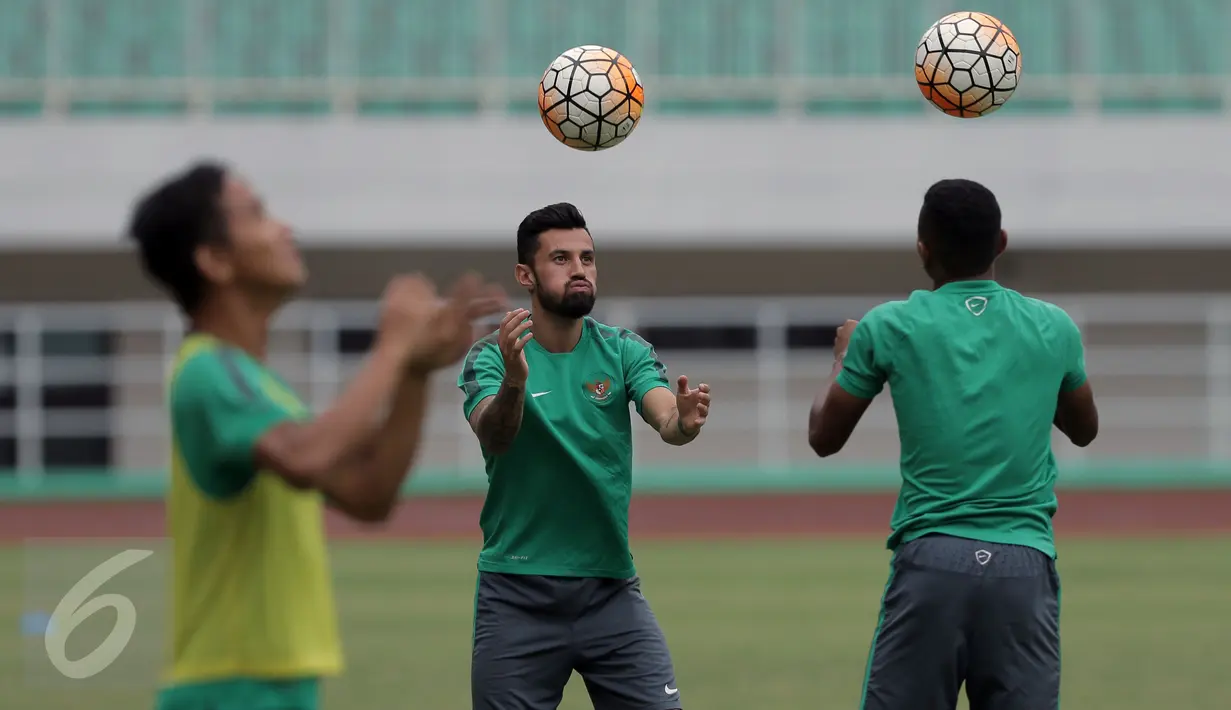 Gelandang Timnas Indonesia, Stefano Lilypaly (tengah) saat latihan jelang leg 1 Semifinal Piala AFF 2016 melawan Vietnam di Stadion Pakansari, Bogor, Selasa (29/11). Indonesia melakukan latihan tertutup. (Liputan6.com/Helmi Fithriansyah)