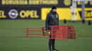 Pelatih Borrusia Dortmund, Lucien Favre melakukan persiapan selama sesi latihan di tempat latihan di Dortmund, Jerman, Selasa (3/11/2020). Dortmund akan bertanding melawan Club Brugge pada grup F Liga Champions di Jan Breydel Stadion, Belgia. (AP Photo/Martin Meissner)