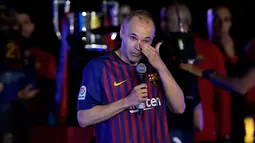 Gelandang Barcelona, Andres Iniesta menangis saat momen perpisahan usai laga penutup La Liga Spanyol melawan Real Sociedad di Stadion Camp Nou, Minggu (20/5). Iniesta resmi meninggalkan Barcelona setelah 22 tahun berkarier di sana. (AFP/LLUIS GENE)