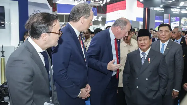 Presiden Prabowo Subianto berdialog dengan CEO KNDS, Nicolas Chamussy saat mengunjungi paviliun KNDS France pada acara Indo Defence 2025 di Jiexpo Kemayoran Jakarta Pusat, Rabu (11/06/2025).