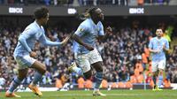 Selebrasi gelandang Manchester City, Jeremy Doku (kanan) bersama Oscar Bobb setelah mencetak gol keempat timnya ke gawang Luton Town pada laga pekan ke-33 Premier League 2023/2024 di Etihad Stadium, Manchester, Sabtu (13/4/2024). (AP Photo/Rui Vieira)