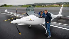 Inisiator proyek pesawat bertenaga surya SolarStratos, Raphael Domjan (kanan) berpose dengan pilot Damian Hischier usai uji coba penerbangan pertama di Payerne, Swiss (5/5). Pesawat ini hanya dapat dinaiki dua penumpang. (AFP Photo/Fabrice Coffrini)